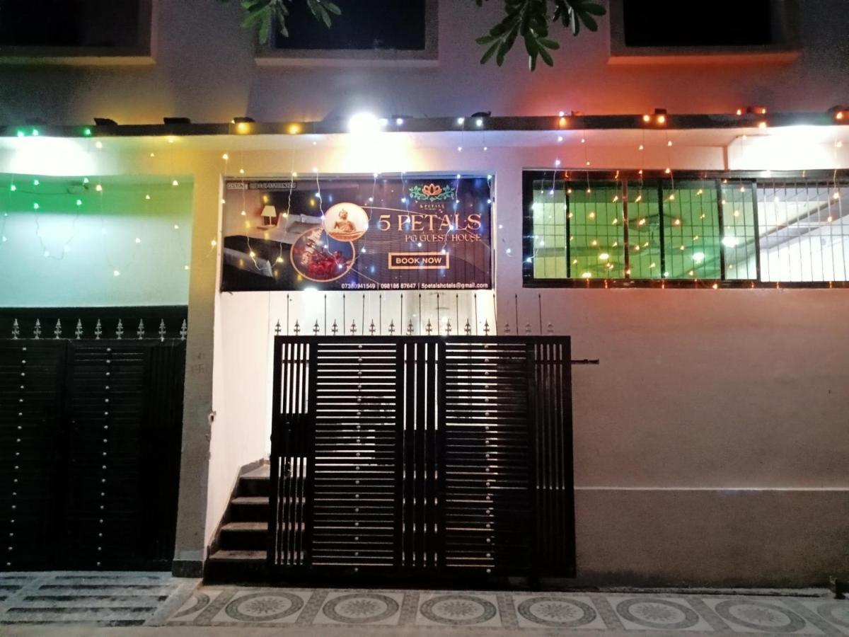 5 Petals Hotel Varanasi Ngoại thất bức ảnh